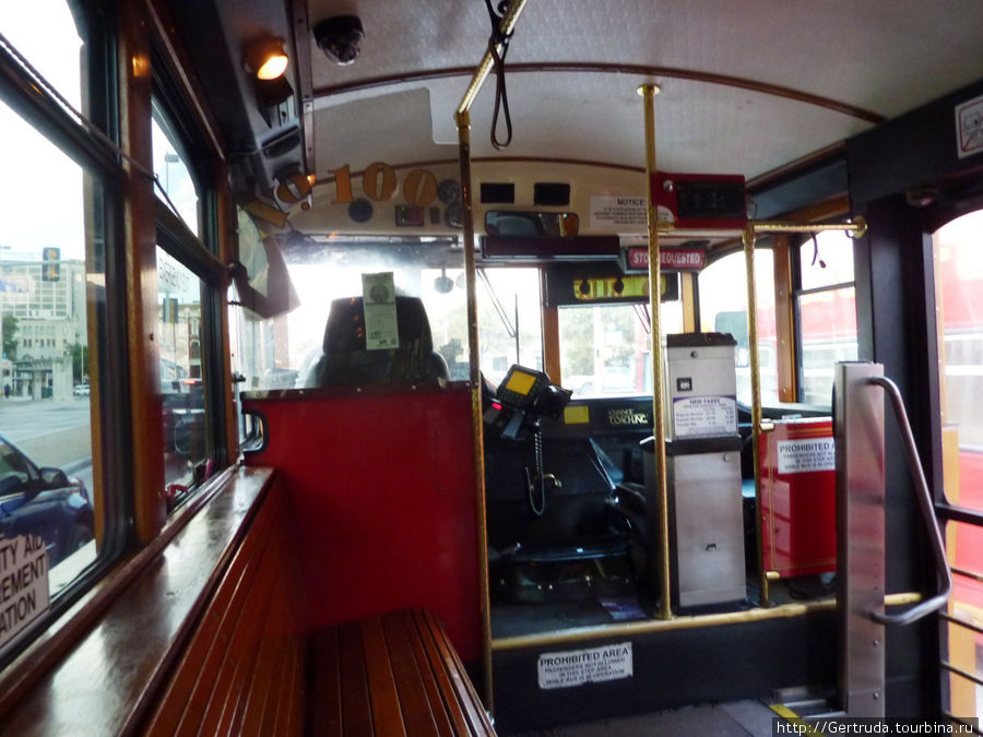 Внутри автобуса, место водителя и автомат для оплаты Сан-Антонио, CША