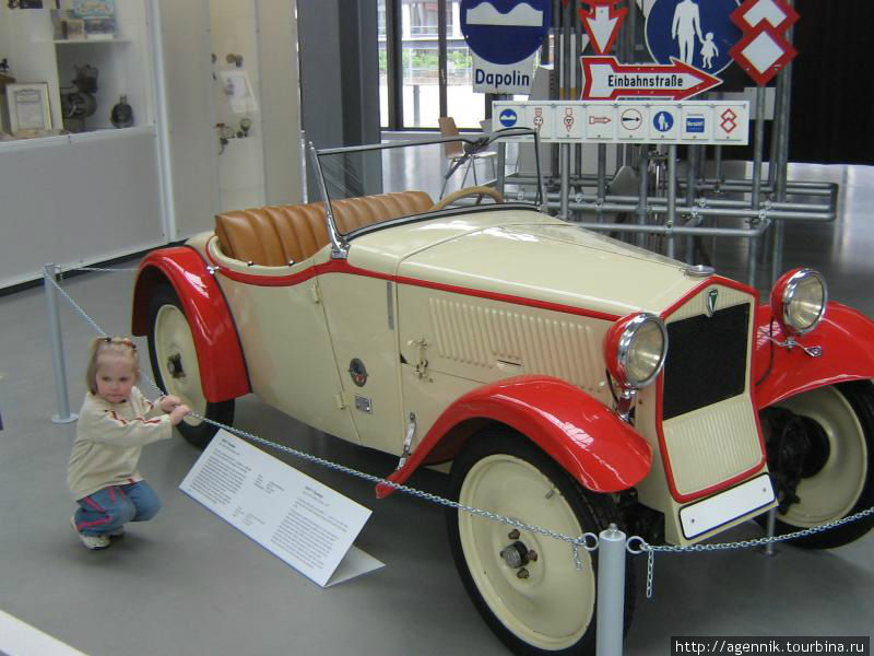 DKW Front F 1 roadster, 1931
Машину впервые представили на Берлинском автосалоне в 1931 году. Её отличал непривычный для того времени передний привод. Под капотом поперечно установили 2-цилиндровый 2-тактный двигатель с рабочим объёмом 584 куб.см. Мощность — 15 л.с. при 3,500 об / мин. Максимальная скорость — 70 км / ч. Расход топлива — 7 л на 100 км. Мюнхен, Германия