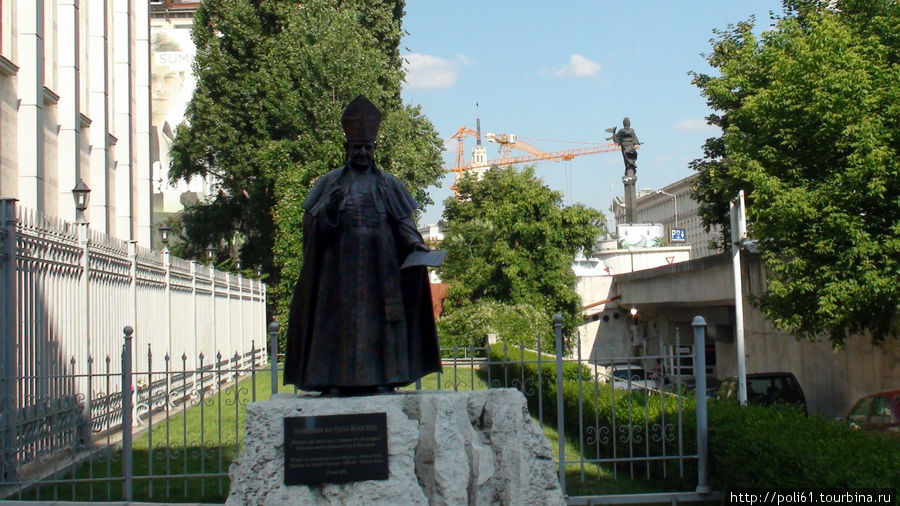Памятник Иоанну XXIII, которого в Италии прозвали болгарский папа София, Болгария