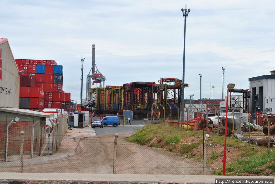 Портовыми сооружениями занята большая часть прибрежной зоны Монтевидео, Уругвай