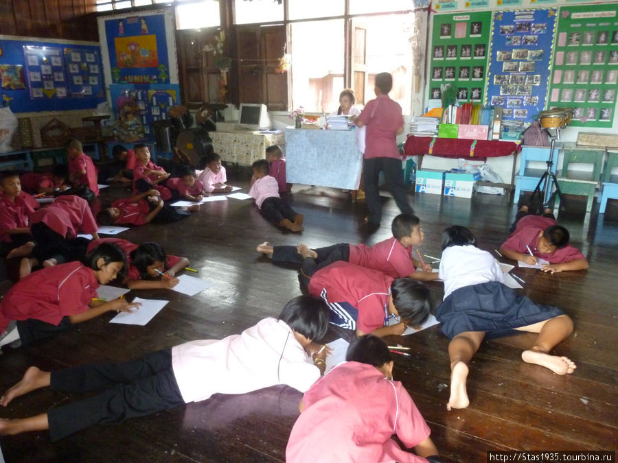 Южный Таиланд. Андаманское море. Урок рисования в школе деревни морских цыган. Паттайя, Таиланд