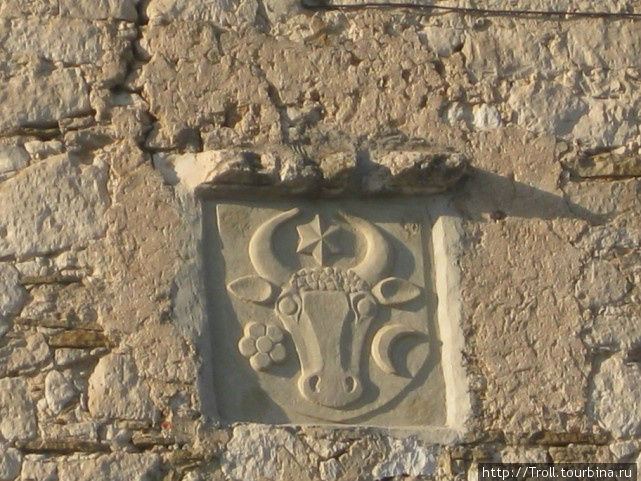 Символ молдавского государства, тур, над входом в форт Сороки, Молдова