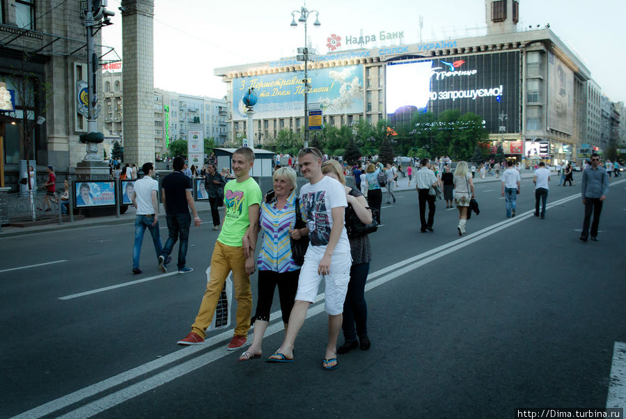 Туристы фотографируются. Киев, Украина