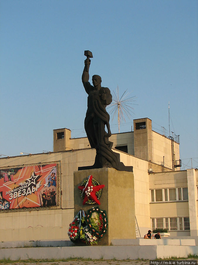Памятник труженикам тыла Урал ковал Победу Кыштым, Россия