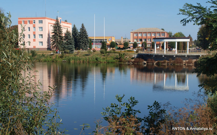 Река Иква и центральная площадь. Млинов, Украина