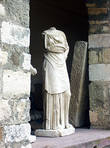 Греческие и римские статуи во дворе монастыря