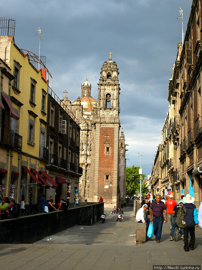 А некоторые церкви расположены ниже уровня современных улиц, приходится делать спуски Мехико, Мексика