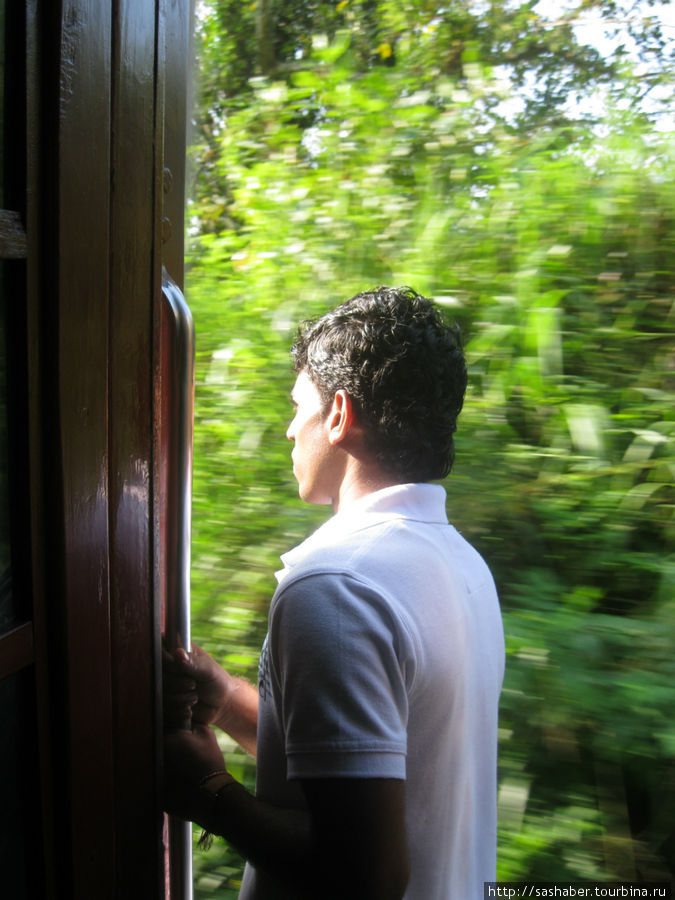 езда на подножке поезда Шри-Ланка