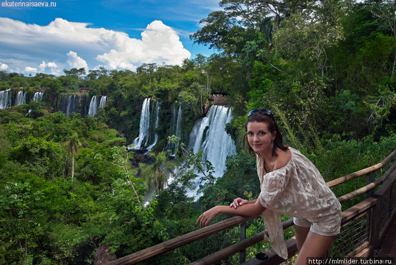 Катя любуется на водопад Аргентина
