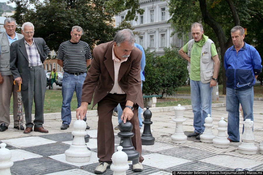 Деды играют в эти шахматы целыми днями, ведут счет, переживают и нервничают, у них что-то типа чемпионата, который идет без остановки. Они друг друга знают уже много лет, играют каждый день, но все равно волнуются…прекрасная старость, я считаю. Сараево, Босния и Герцеговина