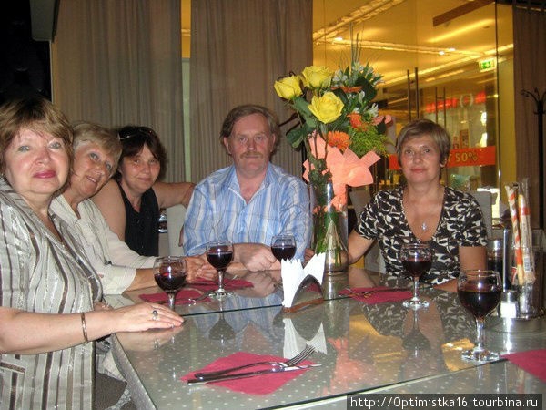 Отмечаем день рождения с друзьями в 2008 году на Новинском бульваре.