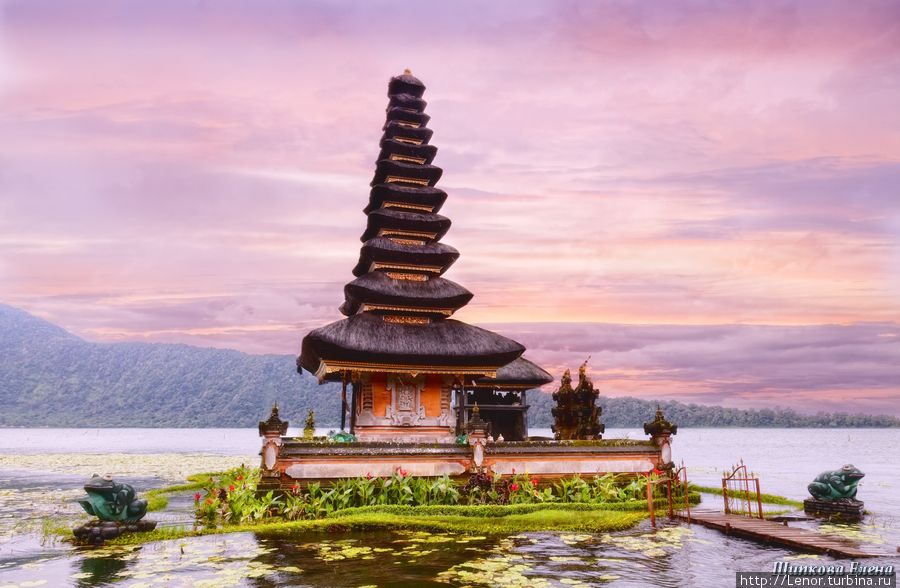 Храм Улун Дану на озере Братан — визитная карточка Бали Бали, Индонезия