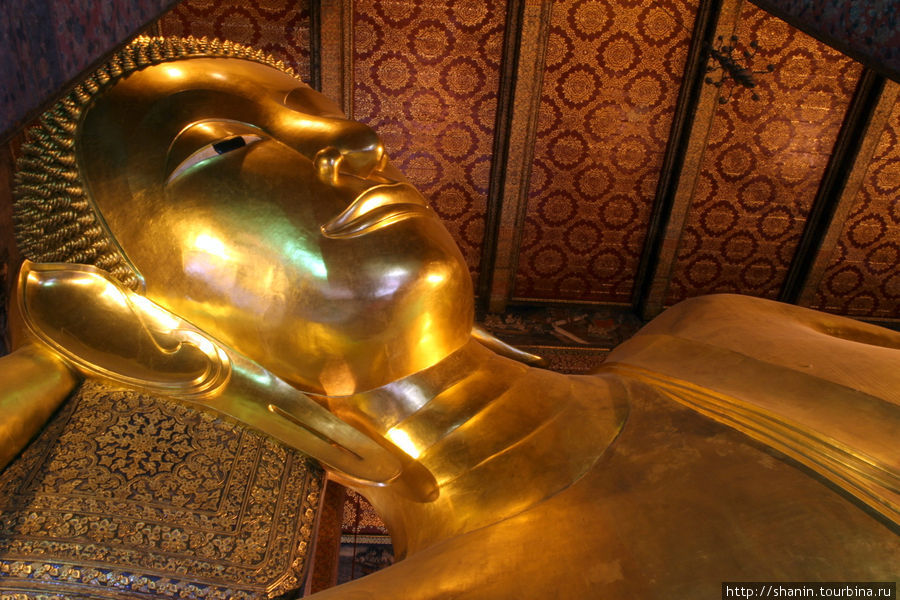 Лежащий Будда в монастыре Ват По в Бангкоке Бангкок, Таиланд