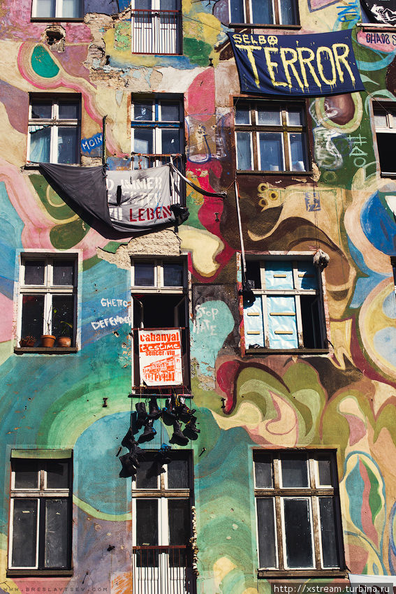 Берлинские сквоты — еще одно очень интересное явление. Многие из них возникли после падения Берлинской стены. Плотность населения бывшего Восточного Берлина снизилась, так как народ двинулся на Запад, дома пустовали и их заняли сквоттеры. Многие пустующие здания были захвачены творческой молодежью и превращены в галереи и культурные пространства. Берлин, Германия