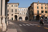 Ворота времен Римской империи (в глубине, между домами), на CALLE CAVOUR, Верона.