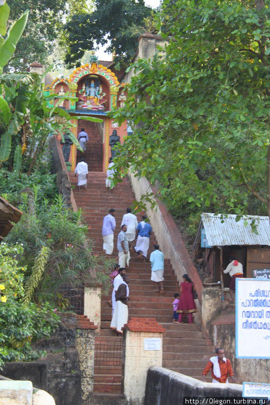 Подъём к входу храма, паломники спешат на церемонию Варкала, Индия