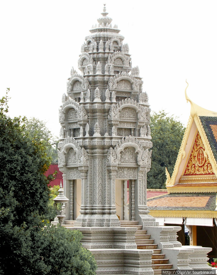 Ступа, поставленная в память о любимой дочери короля Народома Сианука — Кантха Боптха Пномпень, Камбоджа