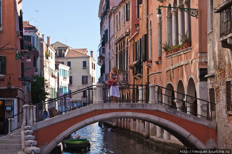 Каналы Венеции, мост возле церкви S.FOSCA, р-н Каннареджио. Венето, Италия