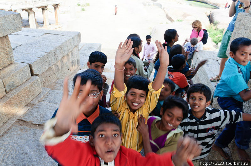 Кидаются на белых людей с просьбой сфотографироваться Хампи, Индия