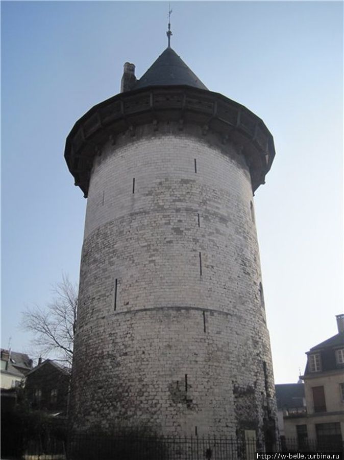 Башня Жанны д’Арк с народной героиней никак не связана, но точно в такой же ее держали в заточении.  Это единственная сохранившаяся из всех башен средневековой крепости. Руан, Франция