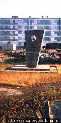 Памятник Ленину в Тикси: от изображения Ильича осталась лишь дырка Тикси, Россия