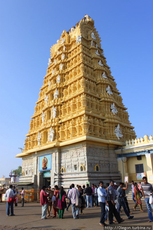Храм виден издалека, благодаря сорокаметровой гопуре Майсур, Индия