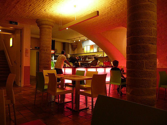 В старинном подвале есть музейное кафе, где можно попробовать настоящее фри и мясные шарики. Брюгге, Бельгия