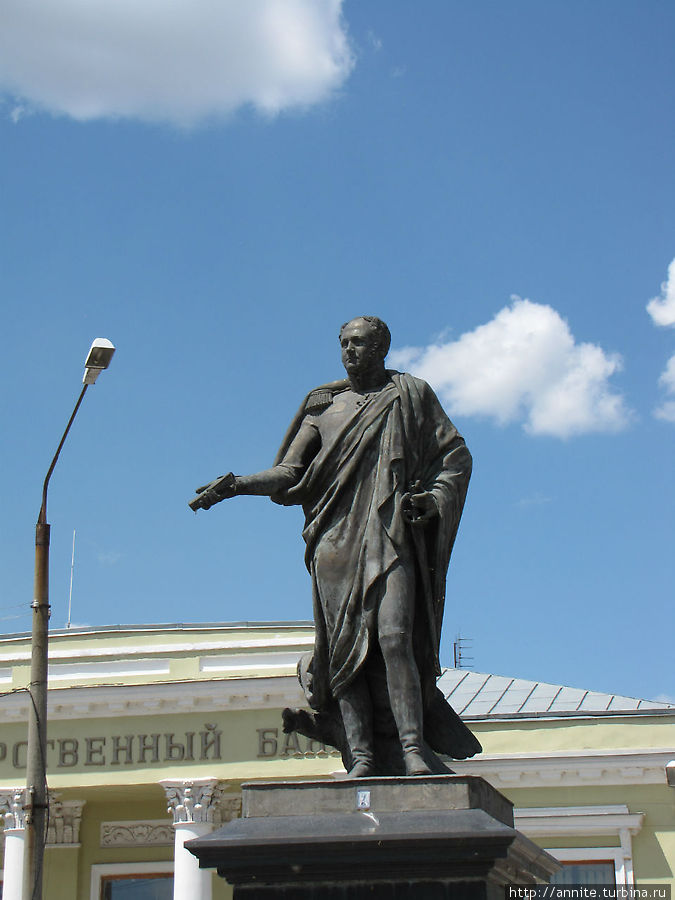 Памятник Александру I на Банковской площади.