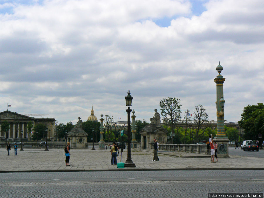 Именно на этой площади находилась гильотина, и именно эта площадь стала первым местом в Париже, освещаемым электрическими фонарями. Париж, Франция