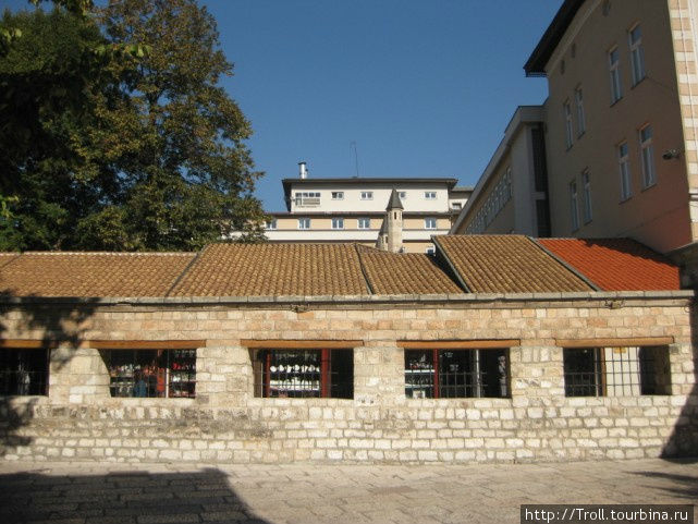 Дом, напоминающий немного переделанный дот Сараево, Босния и Герцеговина