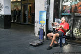 Типичная картинка для России девяностых: здоровый мужик сидит, читает газету и работает оператором весов.