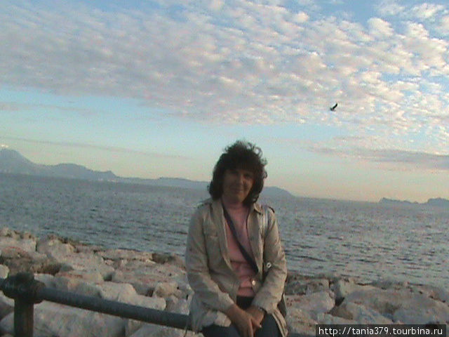 Это я на фоне залива,сзади виден Соррентийский полуостров,а справа на фото-остров Капри. Неаполь, Италия