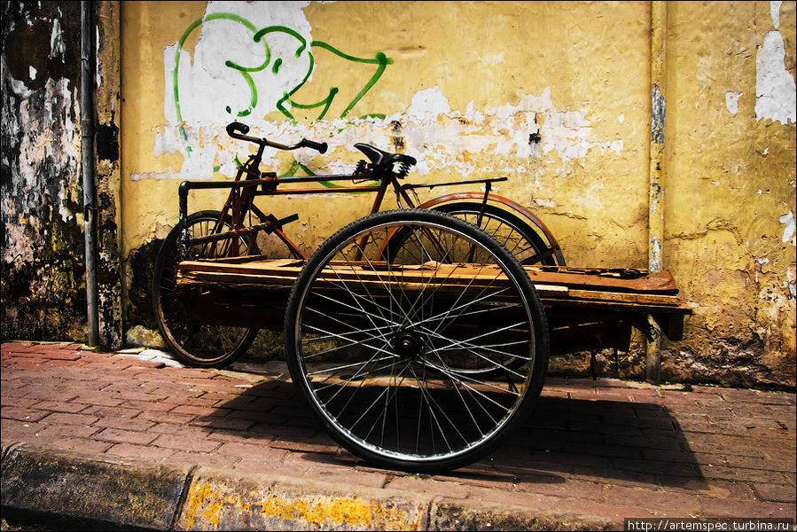 Транспортное средство начального уровня — велосипед, чаще — трехколесный, с платформой для перевозки груза. Медан, Индонезия