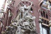 На углу фасада — скульптурная группа, посвящённая героям народных песен Каталонии. Скульптор Мигель Блай.