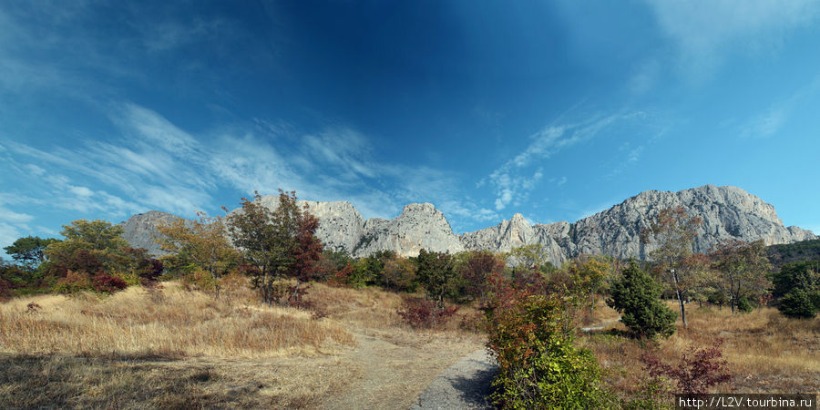 Панорама вида гор от Мелласа, если подниматься дальше, то можно выйти на старую Ялтинскую дорогу и дойти до перевала Чертова лестница Форос, Россия