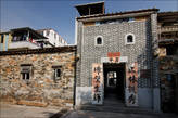 Оставив стоянку позади, среди двух и трехэтажных зданий бросается в глаза старая кирпичная кладка. Оказывается, это и есть Sheung Cheung Wai — единственная на все трейле деревушка, огороженная каменной стеной, которой около 200 лет. За стенами расположены обыкновенные жилые дома, а вход в неё представляет собой небольшую башенку