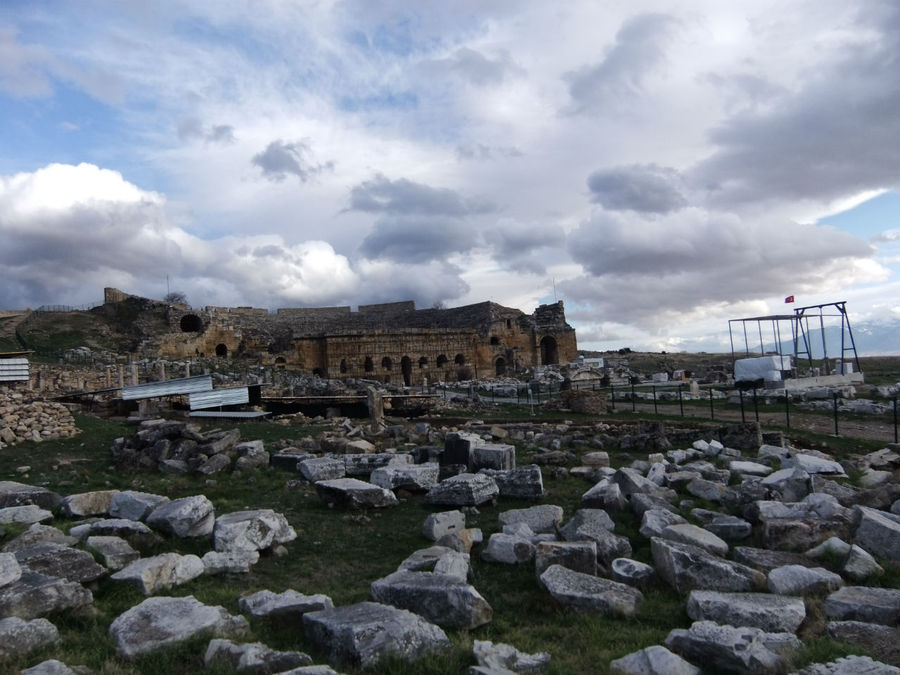 Камни — всё, что осталось Памуккале (Иерополь античный город), Турция