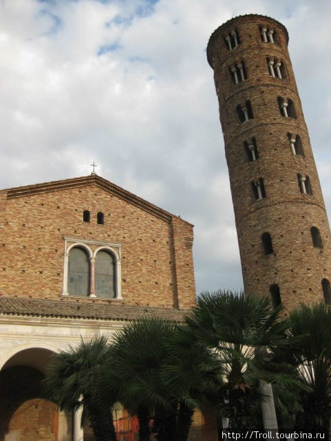 Иногда так все скомпоновано, что создается эффект падающей башни даже там, где ничего никуда не кренится Равенна, Италия