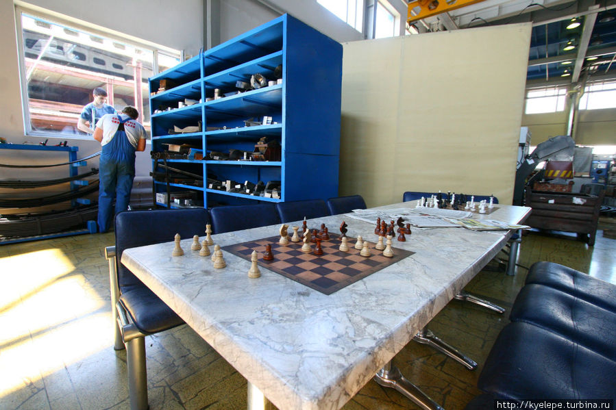 В свободное время механики играют в шахматы Набережные Челны, Россия