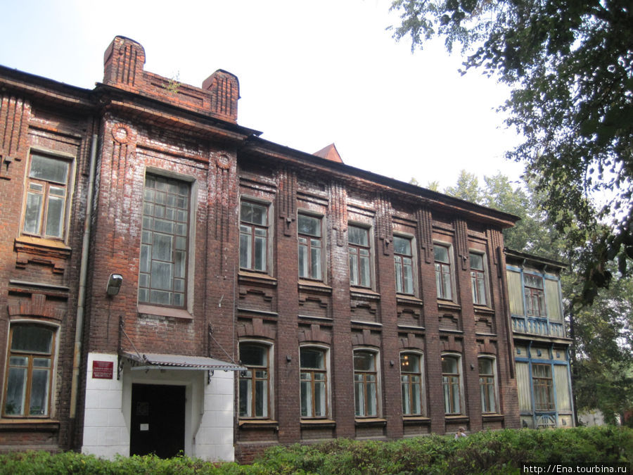 Библиотека-музей в краснокирпичном здании Гаврилов-Ям, Россия