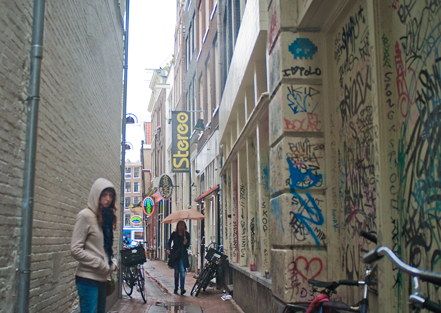 Амстердам как раз такой город, где нет показушного центра. Никому не нужно ослеплять красочными фасадами центральную улицу и прятать весь остальной город. Амстердам, Нидерланды