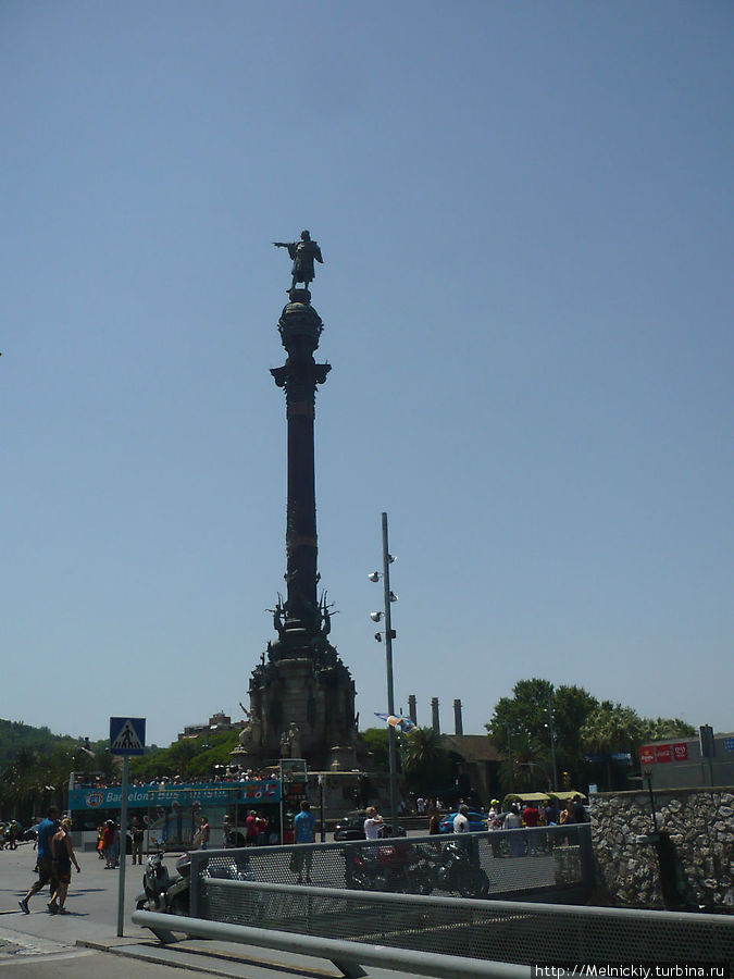 Прогулка возле памятника Колумбу Барселона, Испания