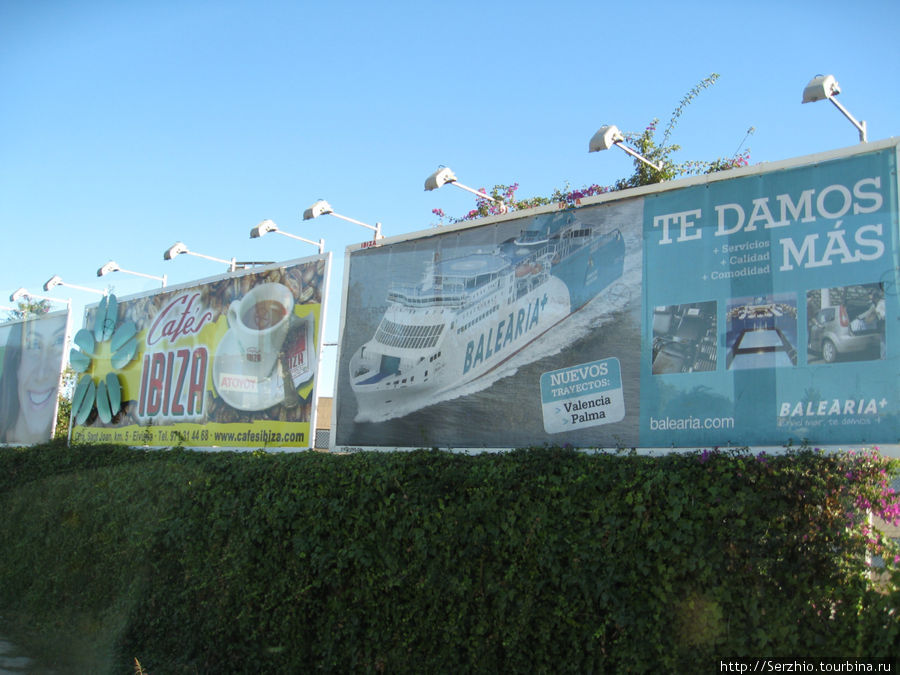 А это рекламные плакаты вдоль дороги Сан-антони-Эивисса. Реклама разительно отличается от аналогичных в Москве. Остров Ибица, Испания