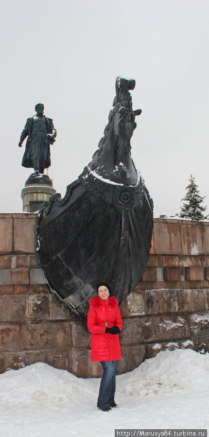 Памятник Афанасию Никитину, по легенде именно отсюда начал он своё путешествие. Тверь, Россия
