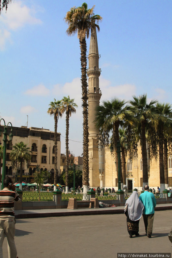 Между зданием и минаретом начинается сам рынок Каир, Египет