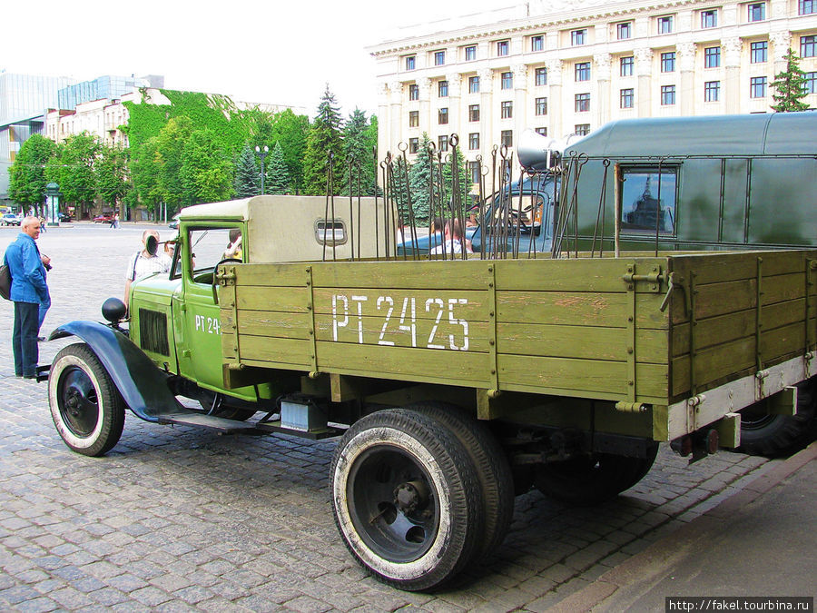 Ретро автомобили на площади Свободы Харьков, Украина