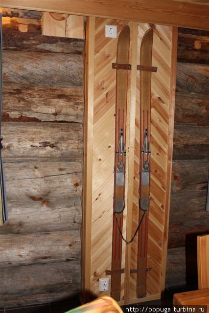 Сауна с инсталляцией из исторических лыж. Практически сауна-музей Муураме, Финляндия