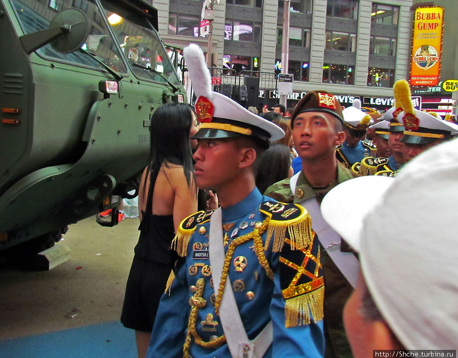И ту увидали тайцев в военной форме, неужели окупация? Нью-Йорк, CША