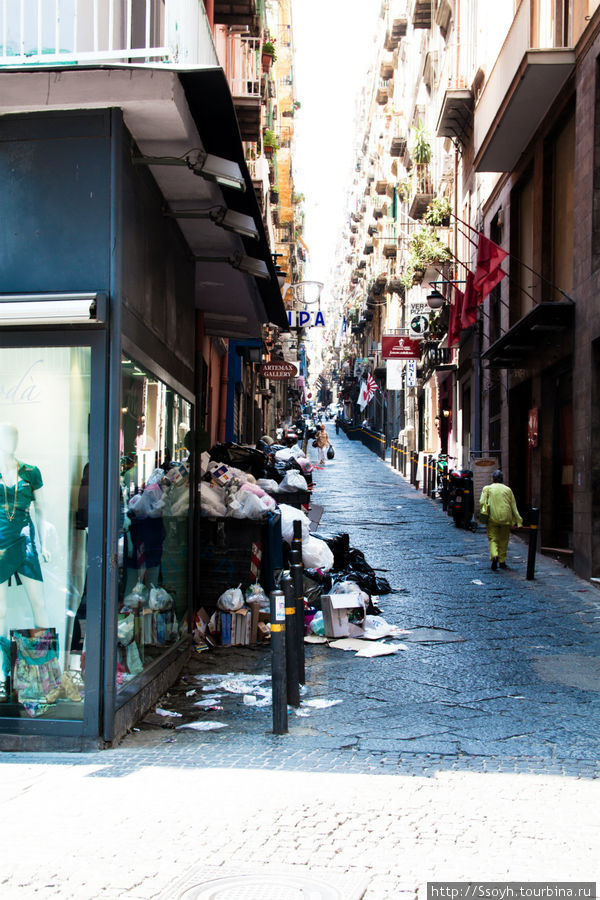 И вот она, главная достопримечательность — мусор. Неаполь, Италия