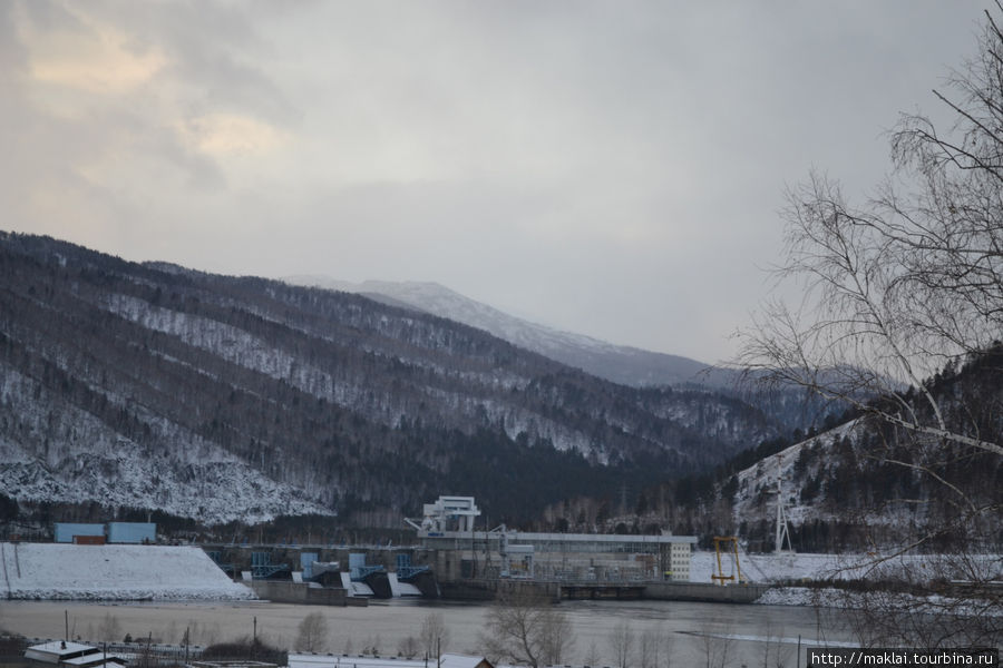 Плотина Майнской ГЭС регулирует водосброс с Саяно-Шушенской ГЭС. Черёмушки, Россия
